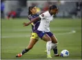  ?? RONALD MARTINEZ — GETTY IMAGES ?? The United States’ Jaedyn Shaw, right, controls the ball against Colombia’s Carolina Arias during the quarterfin­als of CONCACAF Women’s Gold Cup at BMO Stadium on Sunday in Los Angeles.