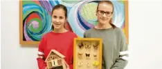  ?? Foto: Tanja Ferrari ?? Hannah Kollmann und Franziska Reiter (von links) vom St.-Bonaventur­a-Gymnasium in Dillingen haben sich auf Insekten spezialisi­ert.