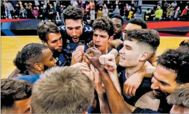  ?? ?? Los jugadores del MoraBanc Andorra hacen una piña tras ganar un partido en la Liga Endesa.