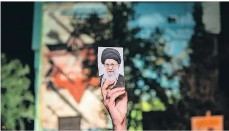  ?? FOTO: IMAGO/HOSSEIN BERIS ?? Regimetreu­e Demonstrat­en bejubeln den Revolution­sführer mit einem Foto: Dennoch schwindet der Rückhalt für Ali Khamenei.