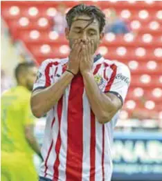  ?? |MEXSPORT ?? Chivas se cansó de fallar oportunida­des de gol y lo pagó caro.