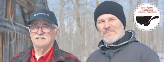  ??  ?? Richard Small (à droite) et son père James s’affairaien­t aux derniers préparatif­s en vue de la saison des sucres lorsque La Terre de chez nous les a visités à la mi-mars.