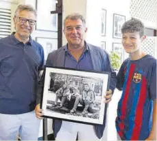  ?? // J. FERRÁNDIZ ?? Joan Vehils, padre e hijo, junto a Laporta y la mítica imagen