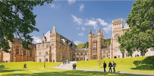  ??  ?? Beeindruck­end: Der Campus des Malvern College in Großbritan­nien. Top-Internate in England gelten als Garant für eine gute Ausbildung.