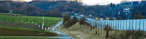  ?? Foto: Bernhard Weizenegge­r (Archivbild) ?? Eine der ICE Trassen führt im Burgauer Stadtteil Limbach südlich der A8-Trasse am Ort vorbei. Das wollen die Limbacher nicht und haben Protest mit einer Bürgerinit­iative formiert. Die geplante Trasse haben sie mit Schildern abgesteckt. Am Samstag fand eine Infoverans­taltung in Großanhaus­en statt.