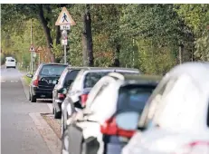  ??  ?? Auf der Bissinghei­mer Straße wird darüber hinaus regelmäßig im Halteverbo­t geparkt.