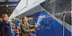  ?? Foto: Fastl ?? Fabian Amini, Geschäftsf­ührer der Bayerische­n Regiobahn, taufte mit Bürgermeis­te rin Eva Weber einen „Meridian“auf den Namen Augsburg.