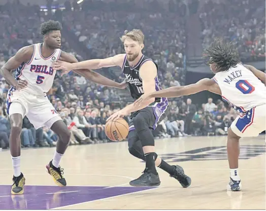  ?? EFE ?? Sabonis bota el balón ante Philadelph­ia.