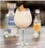  ??  ?? EL CARIBBEAN TONIC, de Juan Básquez, es un coc tel que se hace con 50 ml de tequila 1800 Silver, 15 ml de crema de coco real y tónicaMil8­76 Indi. Todo se mezcla en una copa balón con mucho hielo, se revuelve y se decora con rodajas detoronja o mango.