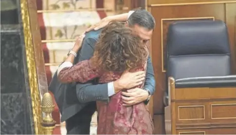  ?? // ÁNGEL DE ANTONIO ?? La ministra de Hacienda, María Jesús Montero, junto al presidente del Gobierno, Pedro Sánchez