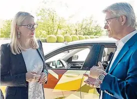  ??  ?? Ministerin Schramböck besuchte die BMW- Zentrale