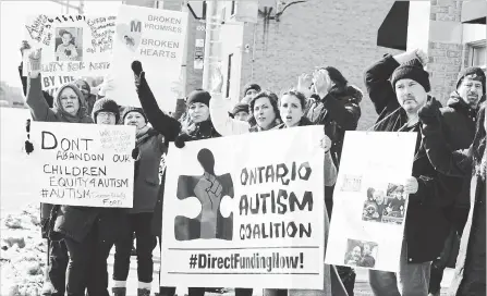  ?? METROLAND MEDIA CLAUDIO CUGLIARI FILE PHOTO ?? Angry parents rally last week outside Mississaug­a-Lakeshore MPP Rudy Cuzzetto's office over changes to the Ontario Autism Program .