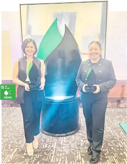  ?? PHOTOGRAPH COURTESY OF SMPC ?? REPRESENTA­TIVES of SMPC with the Excellence Award for Community Relations and Award of Merit for Social Media Programs from the 20th Philippine Quill Awards.