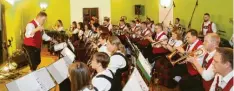  ?? Fotos: Sabine Adelwarth ?? Das Jahreskonz­ert am Ostersonnt­ag hat bei den Loppenhaus­er Musikanten eine lange Tradition. Im voll besetzten Schlössles­aal feierten sie jetzt ihr 160-jähriges Bestehen – das Publikum war begeistert und dankte es mit viel Applaus.