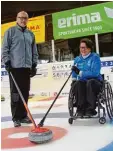  ?? Foto: Werner Hacker ?? In Pyeongchan­g auf dem Eis: Die Füsse nerin Christiane Putzich mit Trainer Hel mar Erlewein.