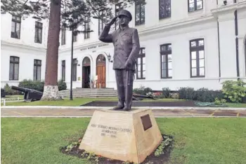  ??  ?? ►
Monumento al fallecido almirante José Toribio Merino, en Valparaíso.