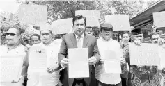  ??  ?? Umno Grassroot Movement chairman Datuk Zulkarnain Mahdar (third left) showing the police report at the Sri Petaling Police Station. - Bernama photo