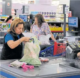  ??  ?? Más bancarizac­ión, menos efectivo. Lo que busca el Banco Central.