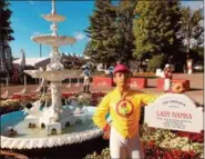  ?? PAUL POST — PPOST@DIGITALFIR­STMEDIA.COM ?? Backstretc­h tours depart from the Saratoga Race Course clubhouse entrance where a fountain and colorful lawn jockeys greet fans.