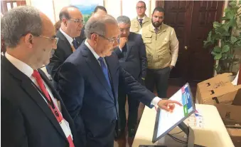  ?? FUENTE EXTERNA ?? El presidente Danilo Medina utiliza el nuevo sistema de voto automatiza­do.