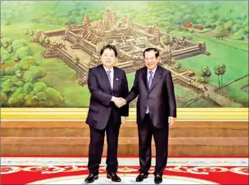  ?? SPM ?? Prime Minister Hun Sen (right) shakes hands with Japanese foreign minister Yoshimasa Hayashi at the Peace Palace on August 6.