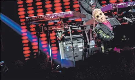  ?? FOTO: AXEL HEIMKEN/DPA ?? „Wonderful Crazy Night“-Tournee: Am 5. Dezember spielte Elton John in Hamburg ein Konzert seiner Tournee. Zwischenze­itlich war er in Monaco, Dubai, Beirut, Toulouse und Moskau zu Gast, eher er am Samstagabe­nd Friedrichs­hafen besucht.