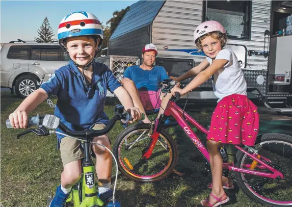  ?? Picture: JERAD WILLIAMS ?? Sam Carins and his children Dougie, 4, and Polly, 6, enjoy their caravan holiday at the award-winning Ocean Beach Tourist Park, Miami.