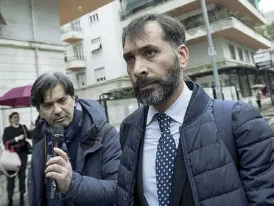  ??  ?? ExA sinistra, Carla Raineri con Virginia Raggi: l’ex capo di gabinetto è stata testimone al processo contro la sindaca. Qui accanto l’ex capo del Personale Raffaele Marra da cui, secondo l’accusa, sarebbe dipesa la promozione del fratello Renato