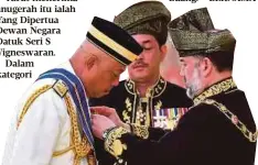  ??  ?? RAJA Mohamed Affandi dikurniaka­n Darjah Panglima Mangku Negara.