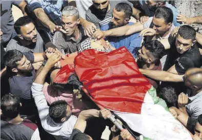  ?? ALAA BADARNEH / EFE ?? Funeral de un joven palestino que murió en los choques con tropas israelís en la aldea de Aqaba, en Cisjordani­a.