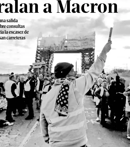  ??  ?? bloquean el acceso a una refinería de petróleo de Frontignan, mientras el gobierno busca una salida a la