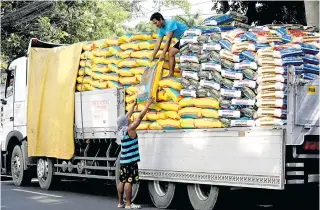  ?? PNA PHOTO ?? ALL RICE
Workers unload sacks of rice from a truck along Dagupan Street in Tondo, Manila, on Wednesday, Feb. 7, 2024.