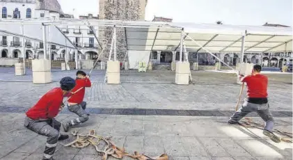  ?? SILVIA SÁNCHEZ FERNÁNDEZ ?? Operarios ultiman este martes el montaje de la carpa de Carnaval.