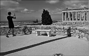  ??  ?? Iemand maakt een foto van het Parthenon in Athene (Foto: NOS)