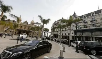  ?? Cyril Dodergny) ?? Bon gré, mal gré, les hôtels de la SBM en Principaut­é sont restés ouverts depuis l’été.(Photo