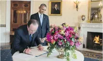  ?? PETE SOUZA/STICHTING KUNSTBOEK ?? French President François Hollande, with former U.S. president Barack Obama, signs the guest book.