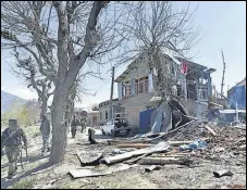  ?? WASEEM ANDRABI/HT PHOTO ?? Forces outside the house where the encounter took place at Kakapora village in Pulwama on Friday.