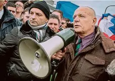  ?? Foto: Profimedia ?? Varovný hlas Někdejší generál cizinecké legie Christian Piquemal na zakázané akci proti islamismu a migraci ve francouzsk­ém Calais.