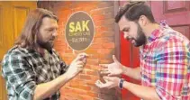  ?? MARCO SANTANA/ORLANDO SENTINEL ?? Sak performers Adam Bellas, left, and Josh Hurtado run through an exercise in downtown Orlando in 2017. The facility hosts at least eight shows a week and periodical­ly runs improvisat­ion classes.