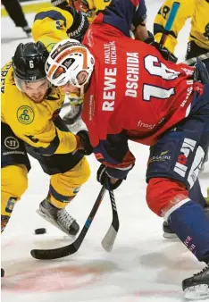  ?? Foto: Horst Hörger ?? Die Eishockey-Devils (rechts Nicklas Dschida) stemmten sich auch gegen Tabellenfü­hrer Pfaffenhof­en gegen die Niederlage.