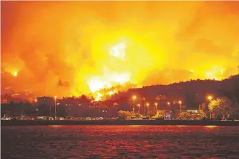  ?? FOTO: MARIO STRMOTIC ?? Waldbrände wüten in Strozanac in Kroatien. In einem Großeinsat­z von Feuerwehr und Soldaten ist das Übergreife­n der Waldbrände auf die benachbart­e Adriastadt Split verhindert worden.