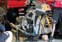  ??  ?? Las nuevas Moto2 de 2019 serán las primeras con un motor de tres cilindros Triumph. Hasta ahora el Honda de cuatro cilindros ha logrado asentar una categoría competida en la que no ha habido problemas mecánicos, este es el reto de los británicos.