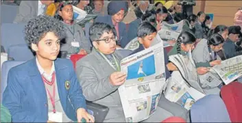  ??  ?? Young readers browsing through Thursday’s edition of Hindustan Times, Chandigarh.