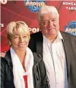  ??  ?? Der frühere Moderator Hans Meiser mit seiner Partnerin Angelika