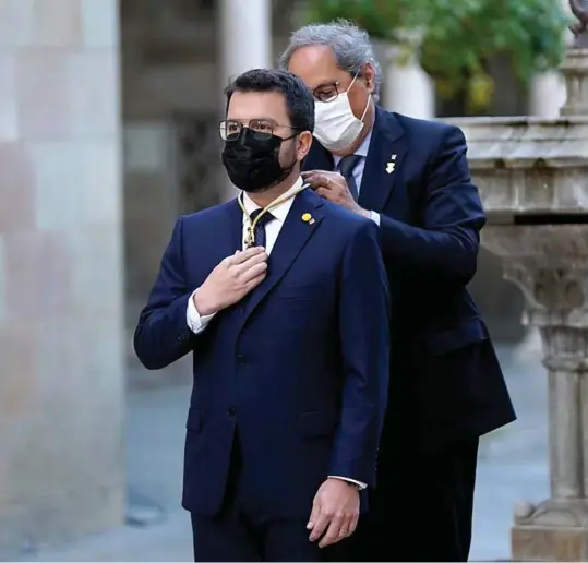  ??  ?? Quim Torra, expresiden­te de la Generalita­t, pasa el testigo a Pere Aragonès.