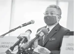  ?? — Gambar Bernama ?? SIDANG MEDIA: Dr Adham Baba ketika sidang media mengenai perkembang­an Program Imunisasi COVID-19 Kebangsaan selepas Mesyuarat Jawatankua­sa Khas Jaminan Akses Bekalan Vaksin COVID-19 (JKJAV) semalam.