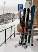  ?? ?? SKI: Skiene ble pent parkert på utsiden.