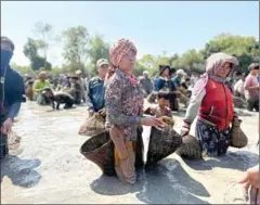  ?? TBONG KHMUM AMINI ?? Women take part in the traditiona­l fish catching event in Tbong Khmum province on February 17.