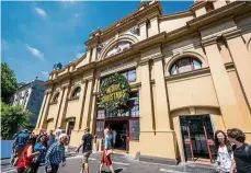  ??  ?? Queen Victoria market in Melbourne is a popular spot among internatio­nal students studying in Australia.