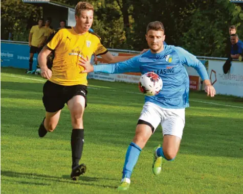  ?? Foto: Oliver Reiser ?? Mit 13 Treffern führt Robert Markovic-Mandic (rechts) vom SV Cosmos Aystetten die Torschütze­nliste der Bezirkslig­a Süd an. Der Kroate möchte auch im Spitzenspi­el gegen den TV Erkheim treffen und seinen Rivalen Fabian Krogler (12 Tore) auf Distanz halten.